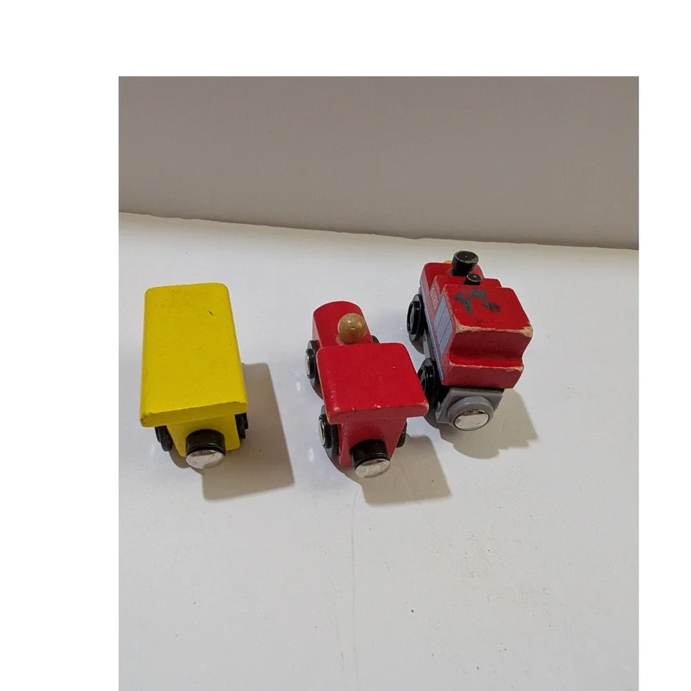 Vintage Wooden Magnetic Train Cars Set of 3 Red Yellow Engine 6185 Toy